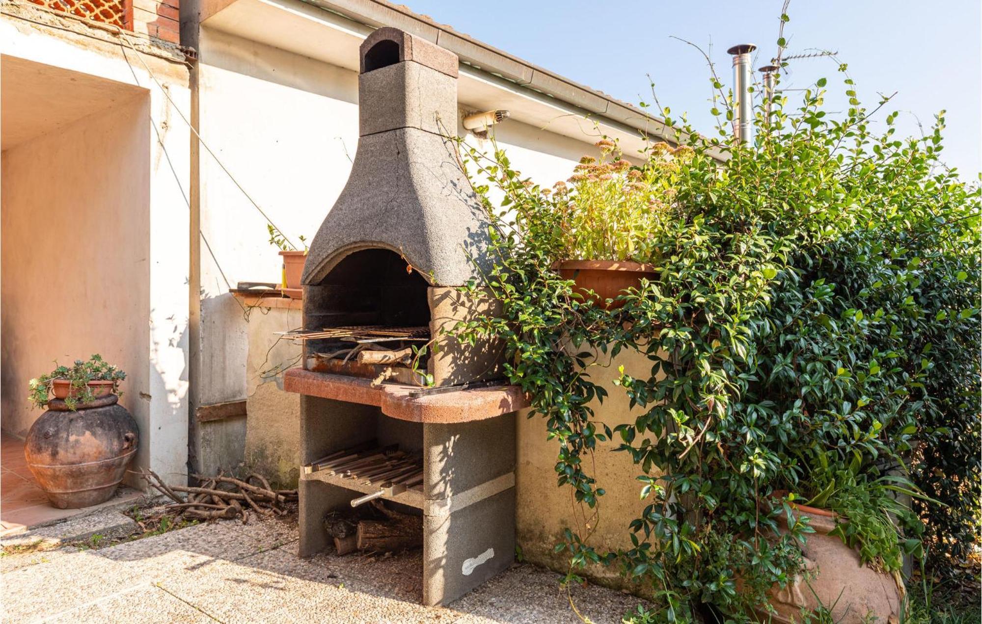 Awesome Home In Marliana With Kitchenette Exterior foto
